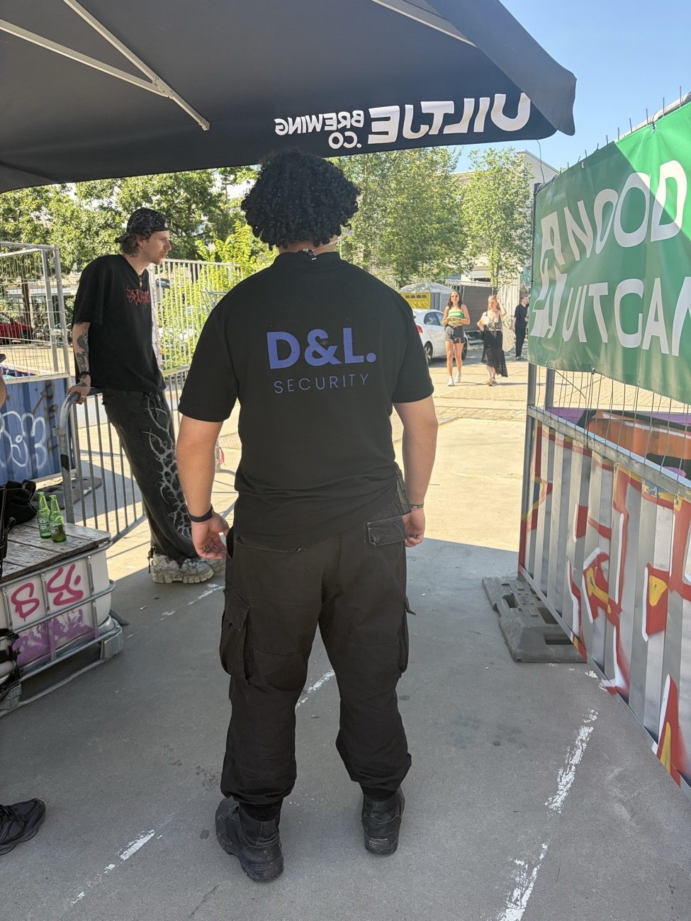 Beveiliger met D&L Security-tenue op locatie bij festival A Summer Jam with TLM in Utrecht