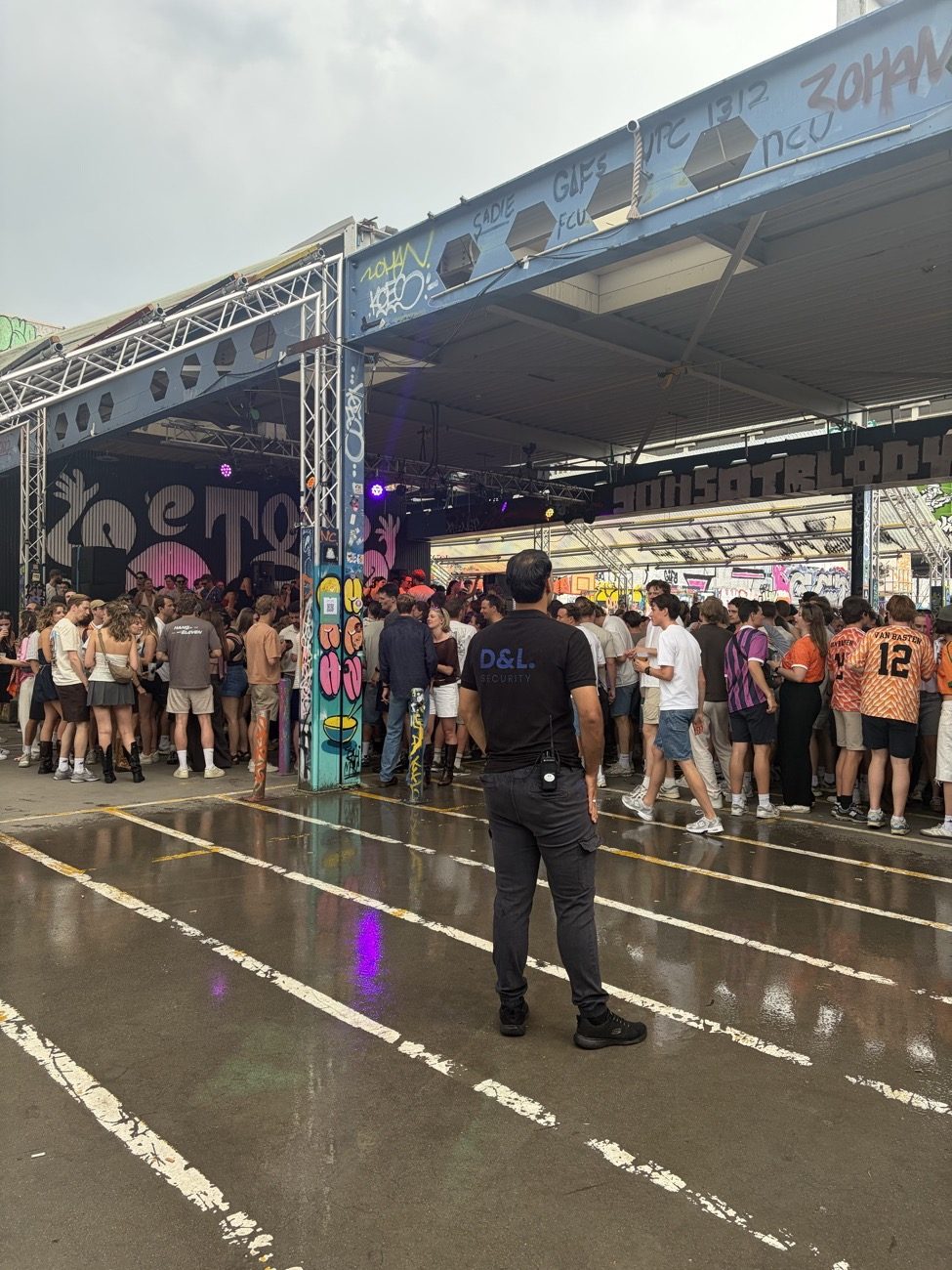 Beveiliger van D&L Security Services houdt overzicht over de menigte op festival A Summer Jam with TLM, Beton-T Utrecht
