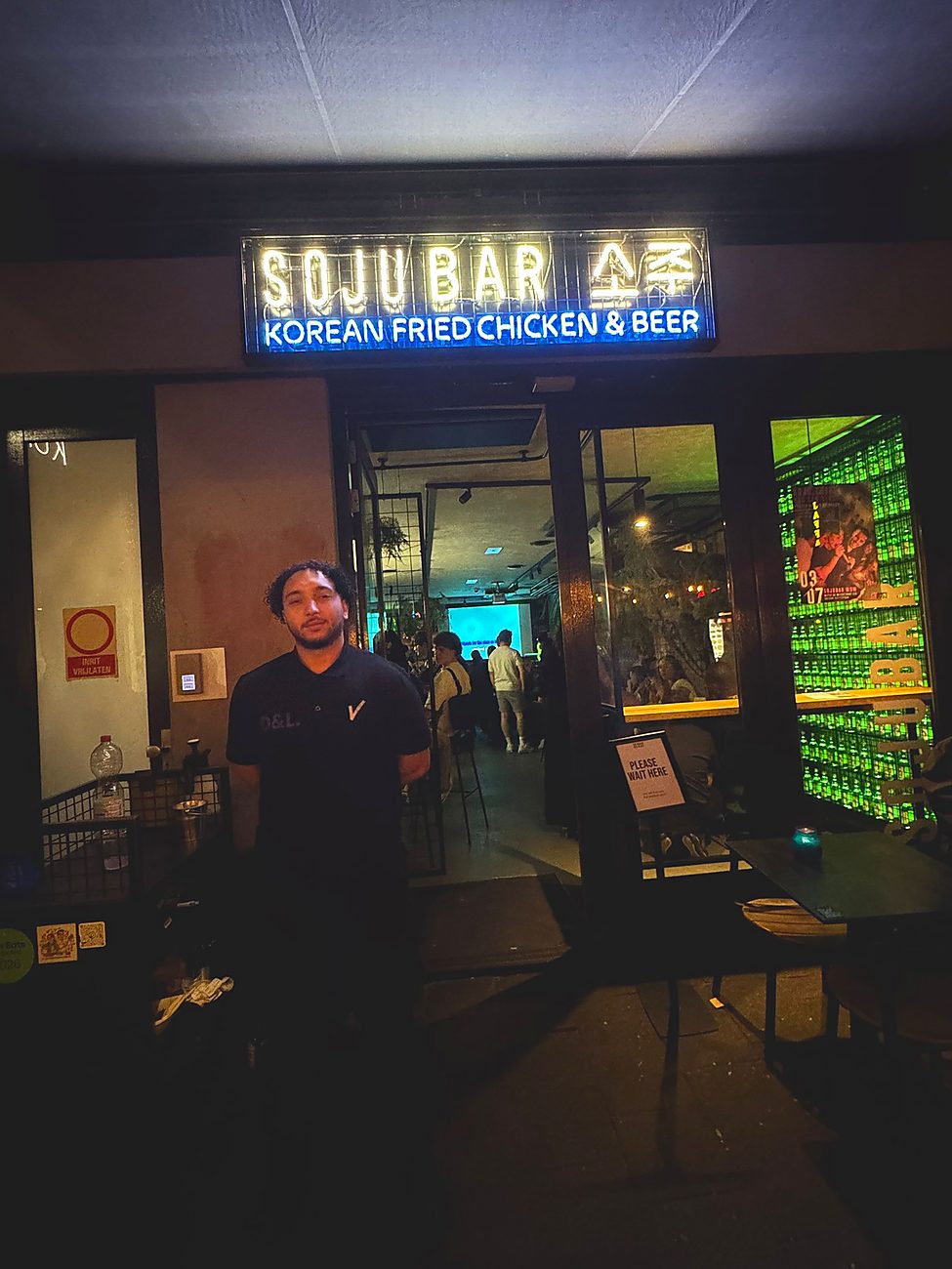 Beveiliger van D&L Security Services bij de entree van Soju Bar in Rotterdam tijdens een avond